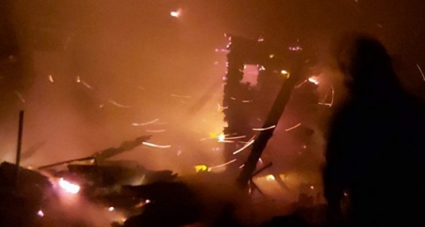 В Кирово-Чепецке полностью сгорели гараж и хозпостройки 