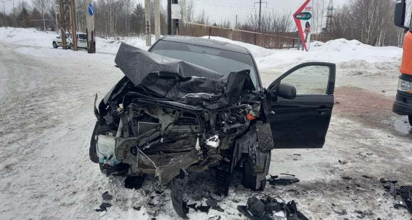В Кирово-Чепецке водитель Mitsubishi спровоцировал аварию с фурой и Lada 
