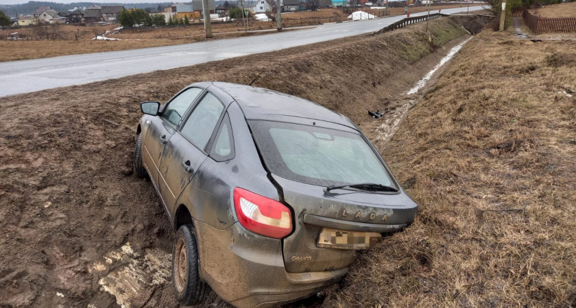 В Кировской области нетрезвая женщина за рулем "Лады" устроила ДТП с пострадавшими