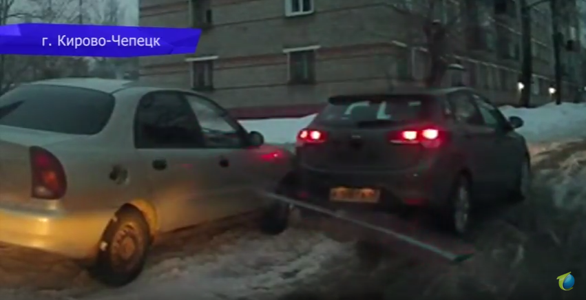 В Чепецке во дворе дома иномарка врезалась в припаркованный Chevrolet