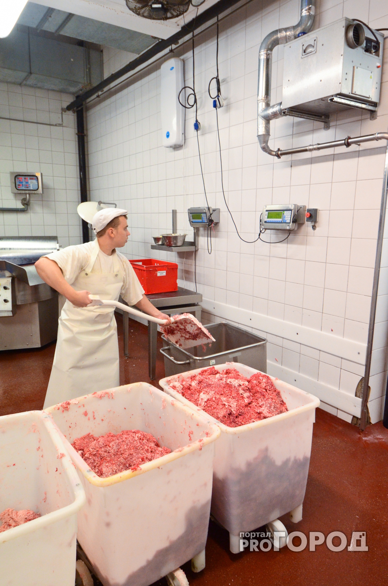 В детском саду Кировской области обнаружили 50 килограммов опасного мяса