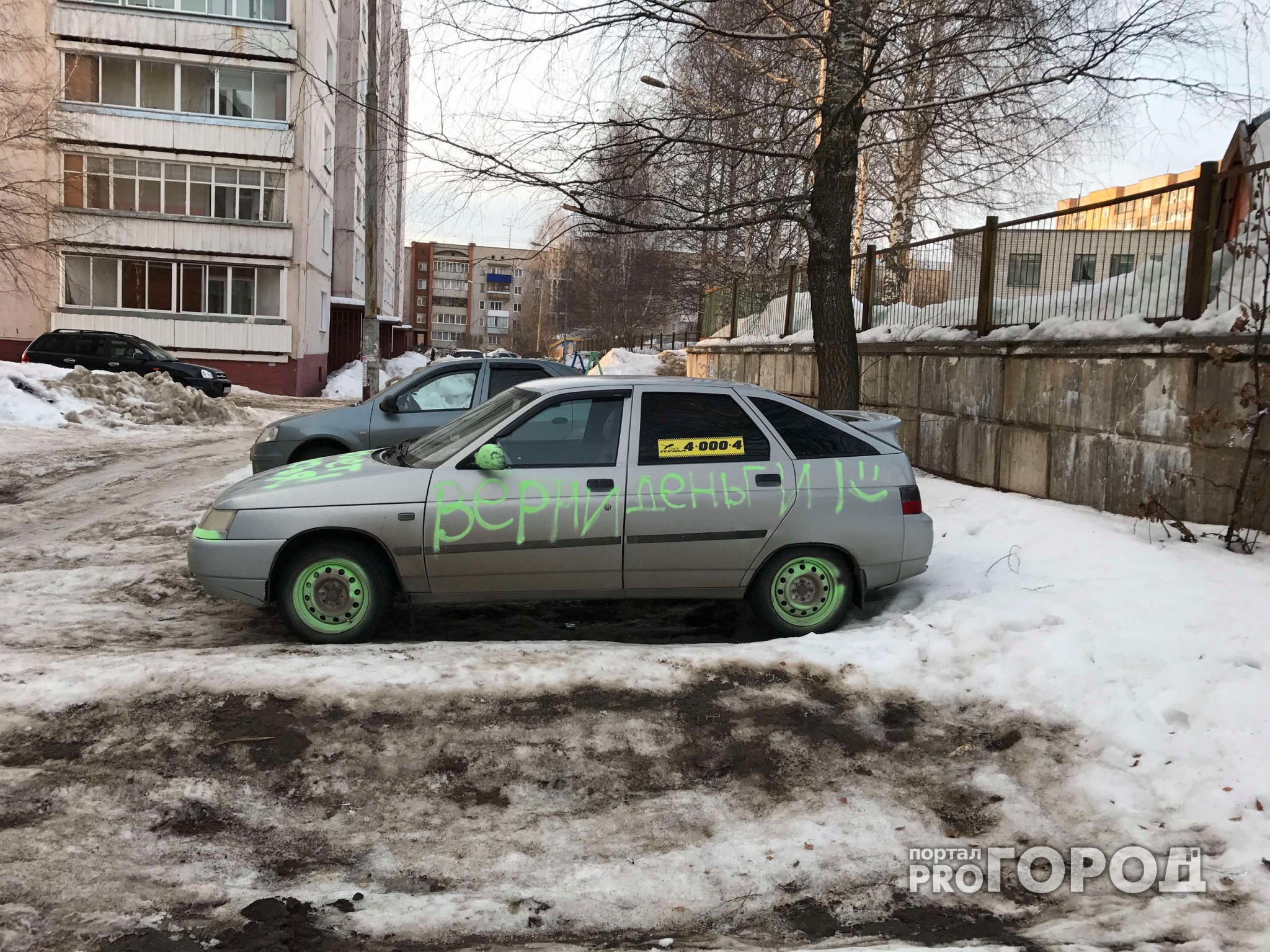 В Кирово-Чепецке разрисовали из баллончиков припаркованную машину