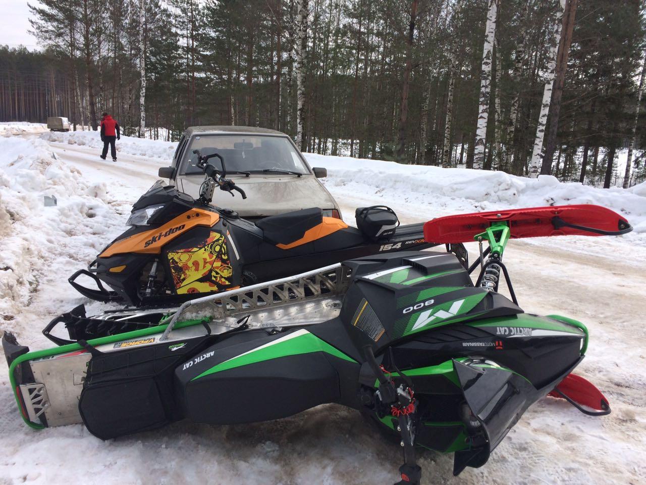 В Чепецком районе водитель «девятки» на трассе протаранил два снегохода