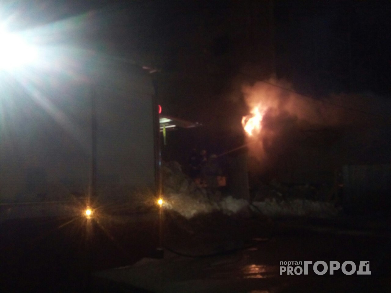 Очевидцы: «Вечером за магазином на проспекте России полыхал гараж»