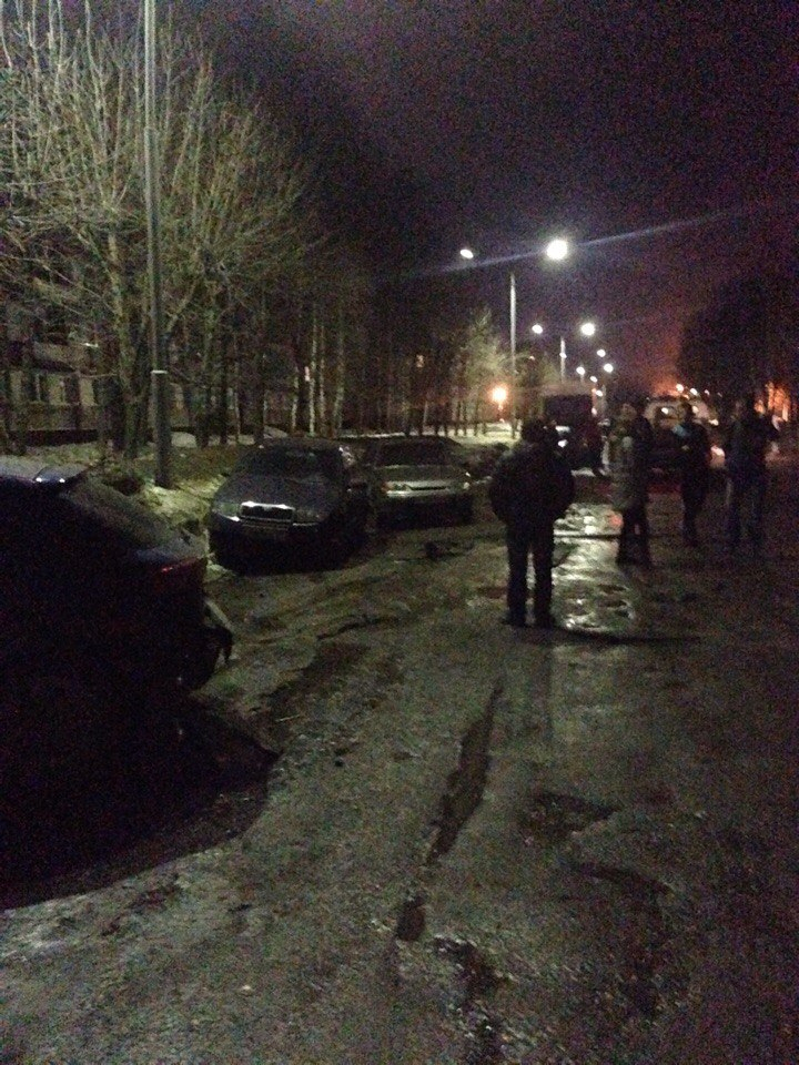 В Чепецке у церкви водитель BMW на высокой скорости въехал в 4 припаркованных авто