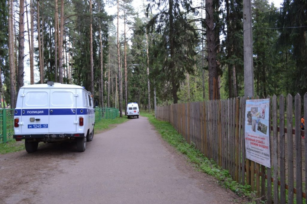 В городском парке в Чепецке нашли тело мужчины