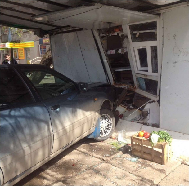 В Кирово-Чепецке автомобиль врезался в ларек