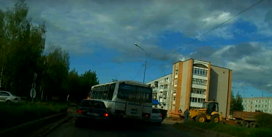 В Чепецке на улице Луначарского пазик с пассажирами столкнулся с легковушкой