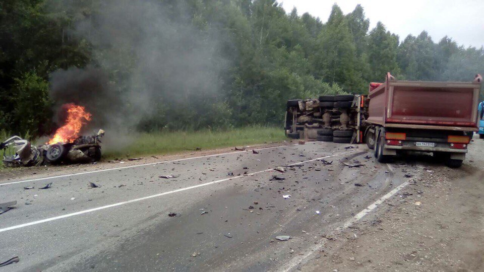 В Кировской области при столкновении с фурой погиб водитель легковушки