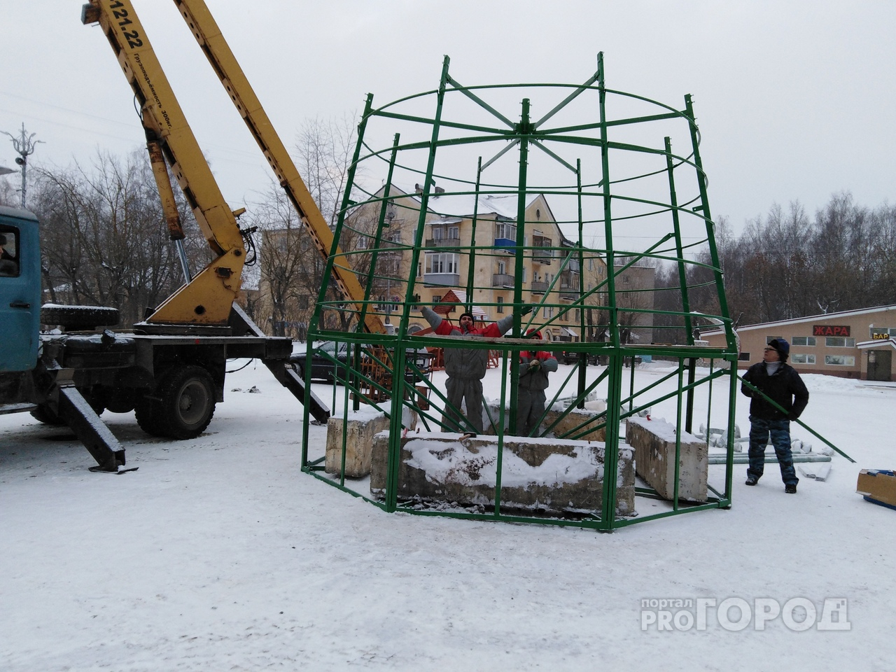 В Чепецке на площади у ДК «Дружба» устанавливают елку