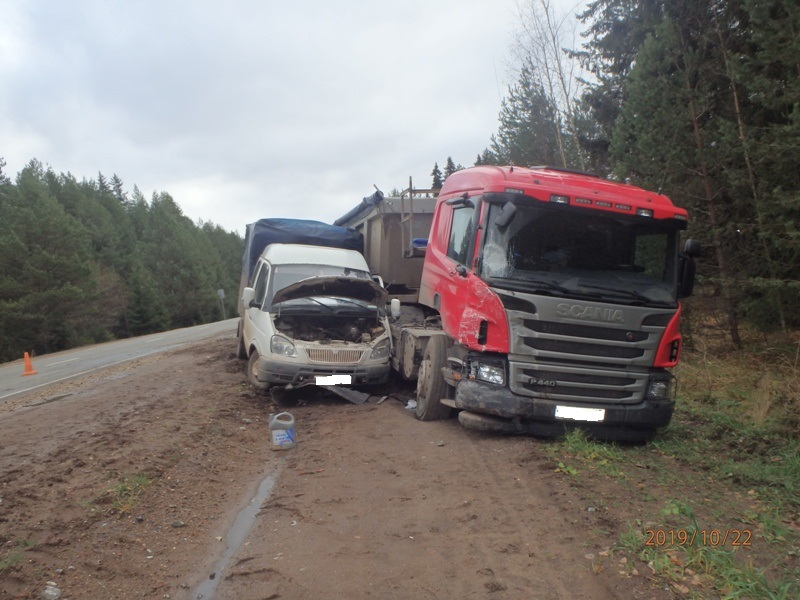Утром в Чепецком районе «Газель» при повороте на АЗС въехала в Scania