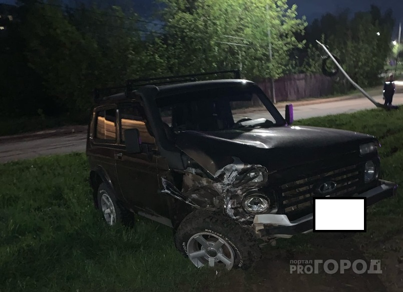 В Чепецке пьяный водитель на «Ниве» на скорости влетел в опору ЛЭП