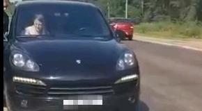 В Чепецком районе вылетевший из авто лист поликарбоната повредил Porsche