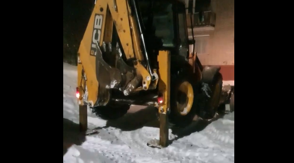 «Так чистят дворы»: чепчане сняли на видео трактор, вхолостую прокручивавший колеса