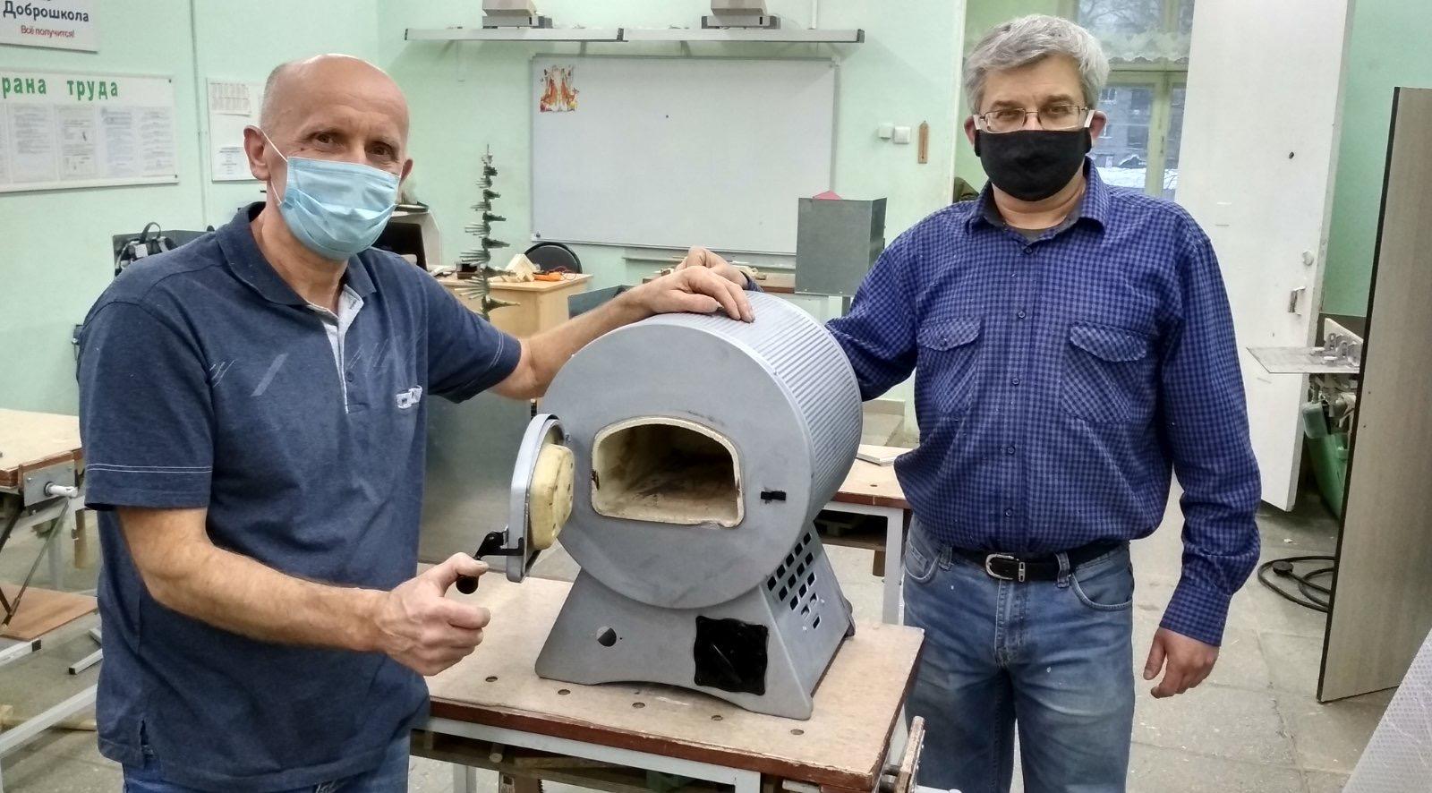 Олег Валенчук подарил чепецким школьникам оборудование для мастерской