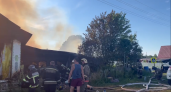 Страшный пожар в Чепецком районе уничтожил машину и повредил два дома