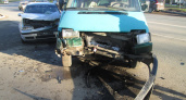 В Кирово-Чепецке на проспекте Мира столкнулись два Volkswagen: есть пострадавшие