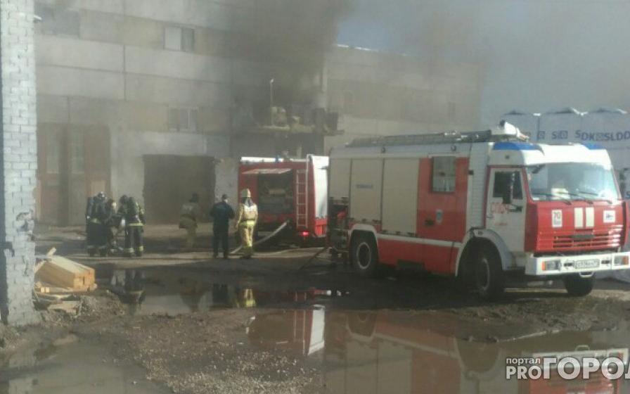 32 спасателя тушили пожар на частном предприятии в Чепецке