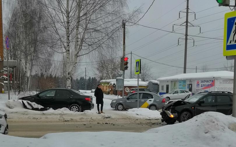В Чепецке столкнулись две иномарки: от удара одна из машин вылетела на тротуар
