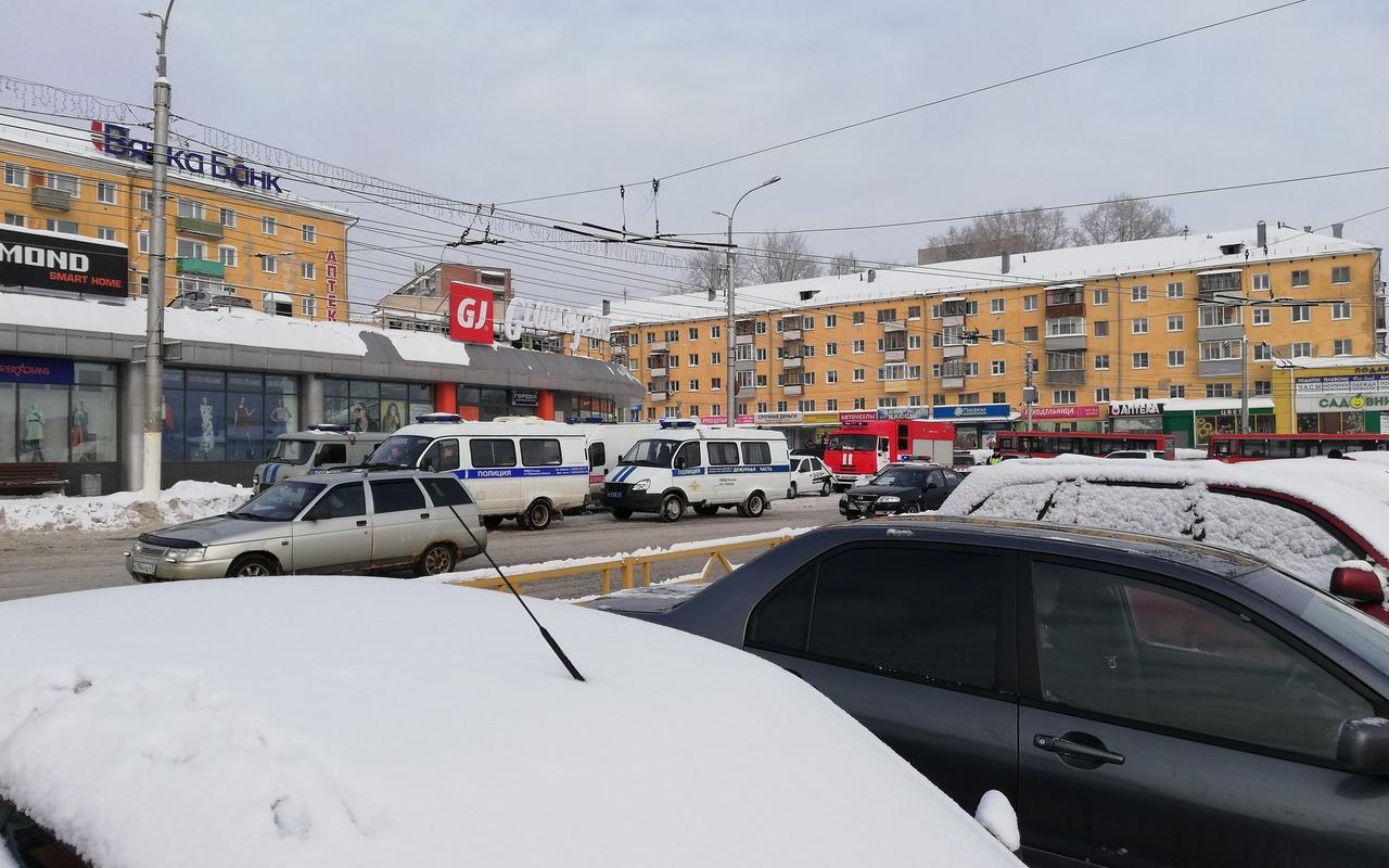 Очевидцы: «В Кирове полиция оцепила крупный торговый центр»