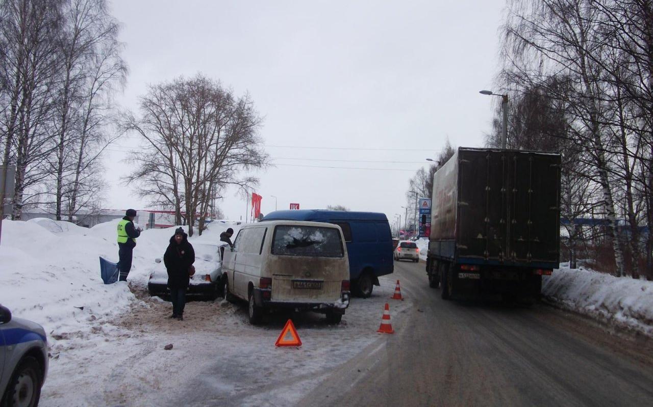 На дороге Киров-Кирово-Чепецк при столкновении фургонов пострадали три человека