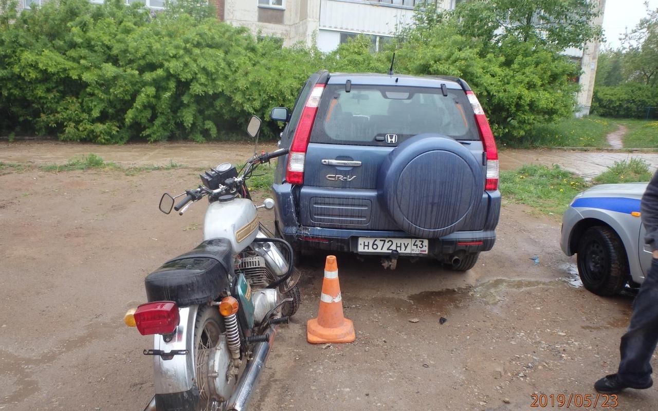 В Чепецке пьяный мотоциклист-бесправник наехал на припаркованную иномарку