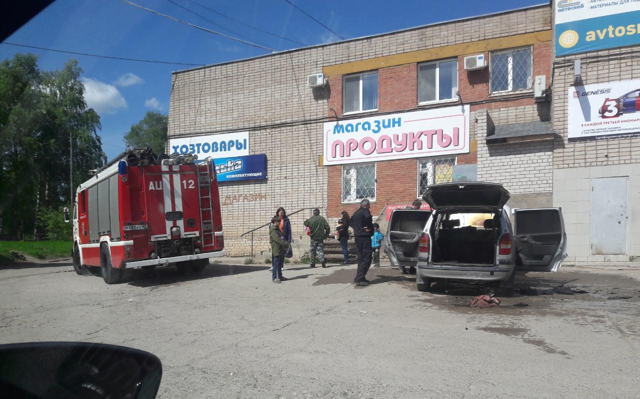 В Кирово-Чепецке вспыхнула иномарка, пока ее владелец был в магазине