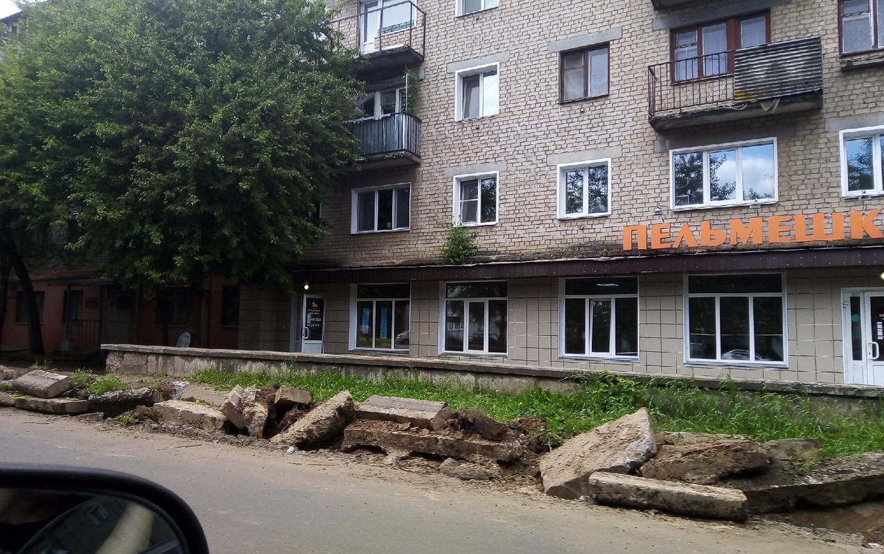 Видео: жители Кирово-Чепецка заметили перевернутые бордюры на городских улицах