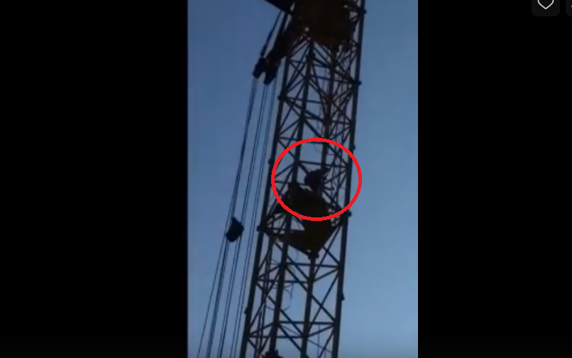 Видео: в Чепецке на заброшенной стройке дети забрались на башенный кран