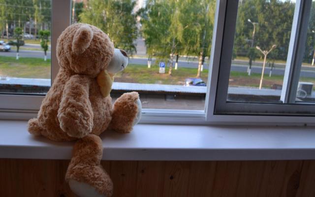 Бросила двухлетнего ребенка на улице: выяснилось, лишат ли родительских прав жительницу Нововятска
