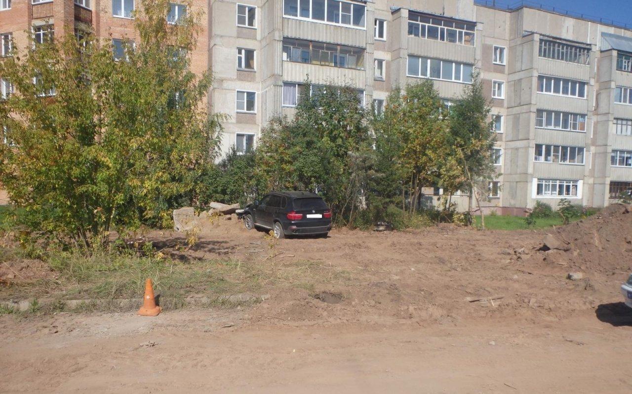 В Кирово-Чепецке пьяная женщина на BMW врезалась в плиты