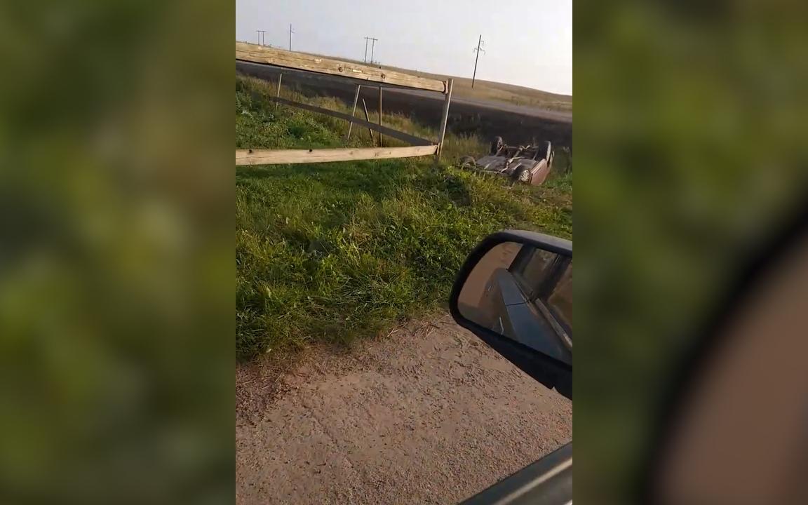 Видео: в Чепецком районе ВАЗ вылетел с дороги в манеж конюшни