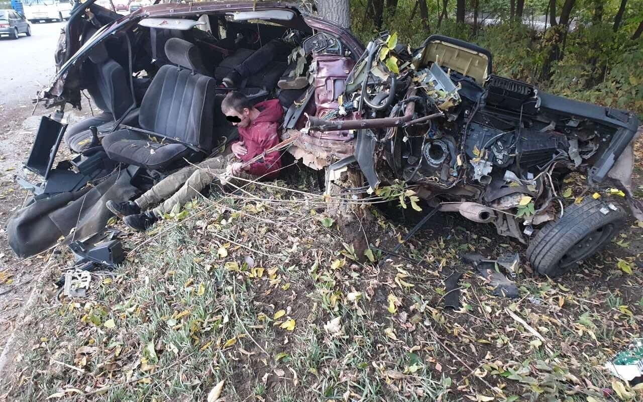 Машину вывернуло наружу: подробности серьезной аварии в Кирове