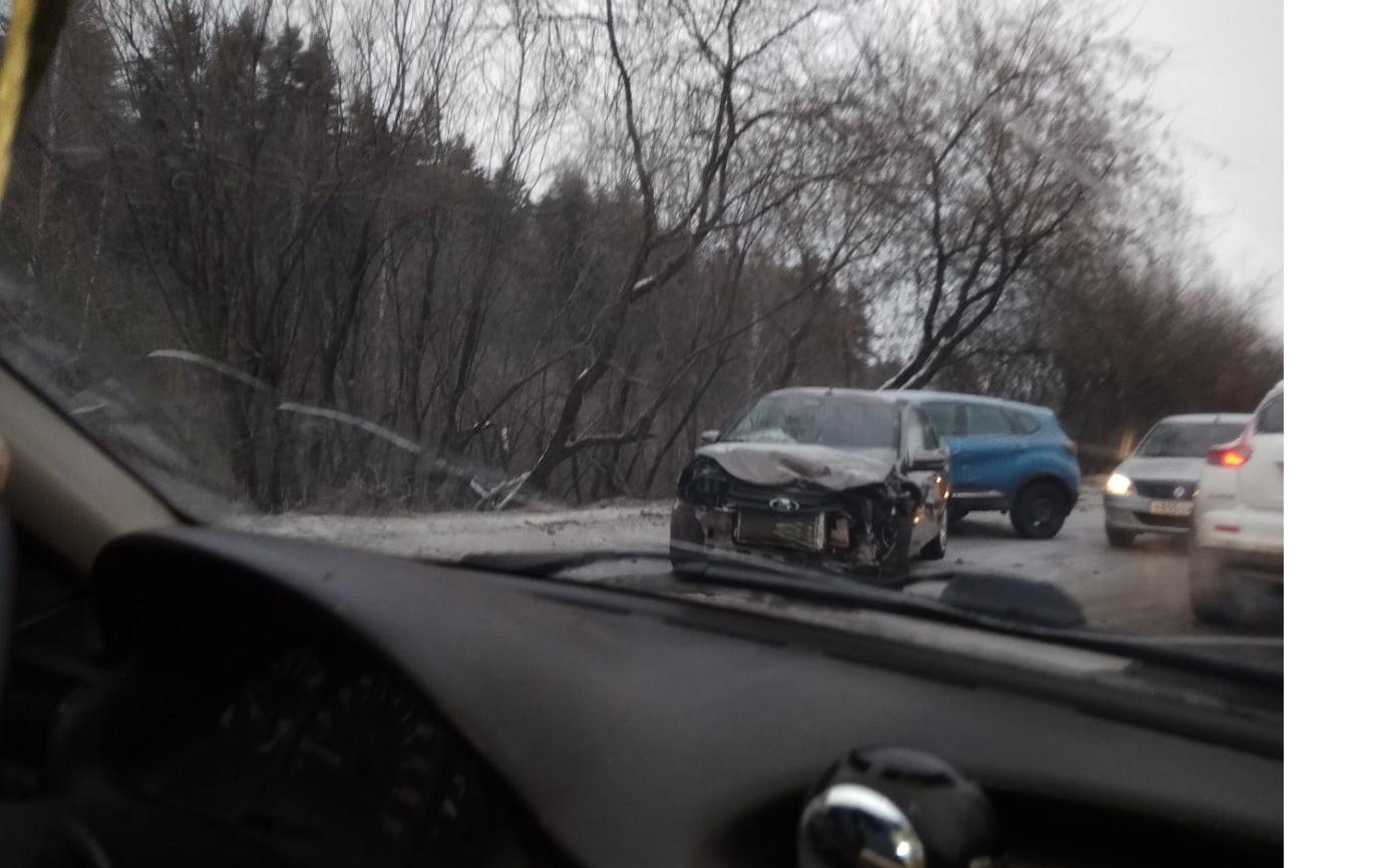 "Пробка в пару километров": на трассе из Кирово-Чепецка произошла серьезная авария