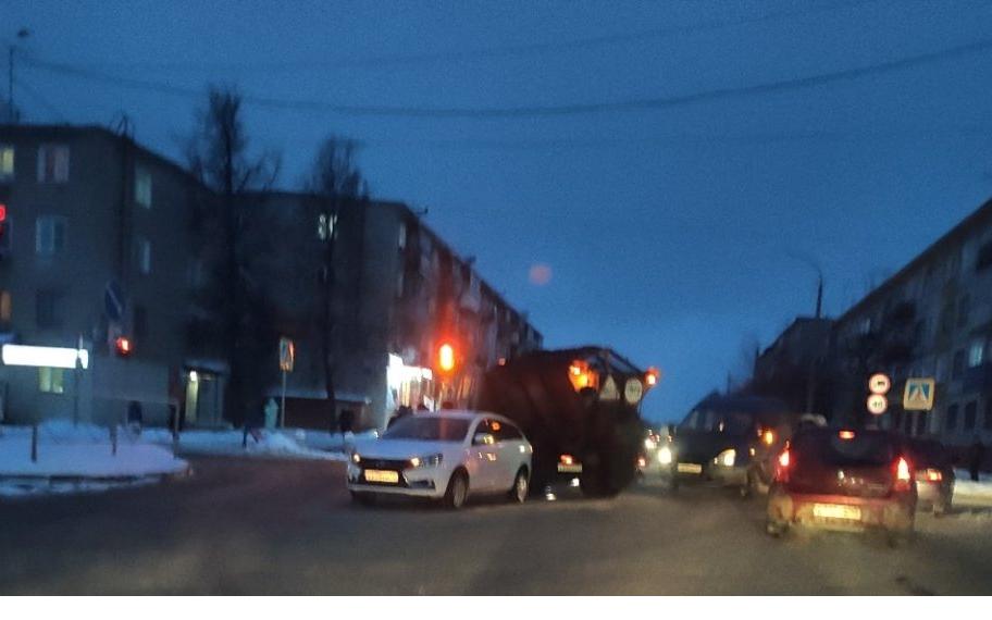 «Перегородил полдороги»: в Боево столкнулись легковушка и машина коммунальщиков