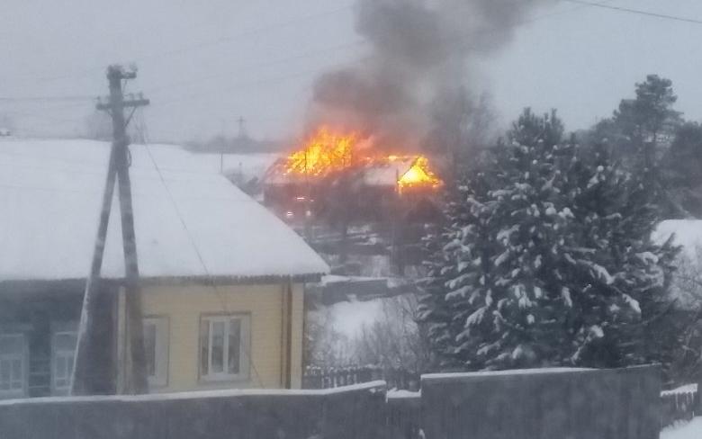 В Чепецком районе горит жилой дом: на месте пять пожарных расчетов