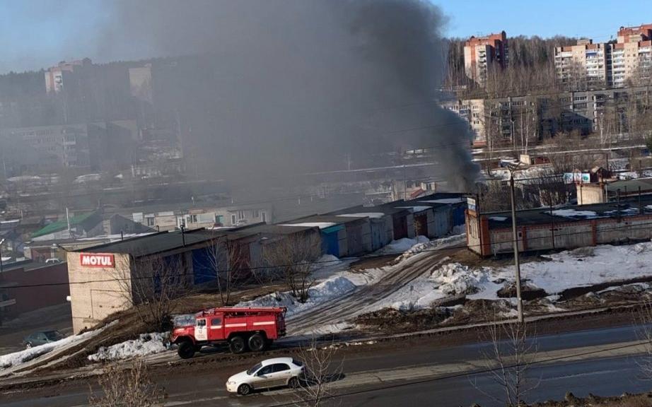 «Черный дым виден издалека»: в Чепецке полыхают деревянные гаражи