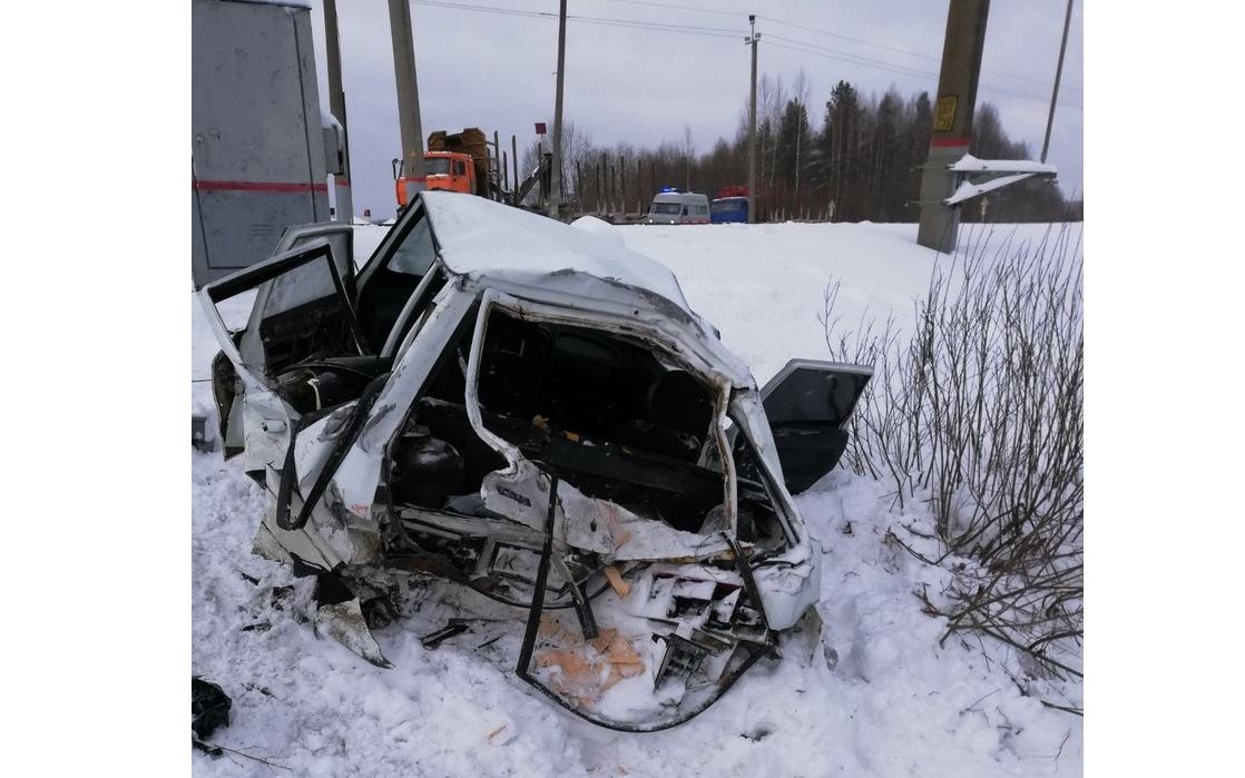 В Кировской области при столкновении ВАЗа и поезда погибла девушка