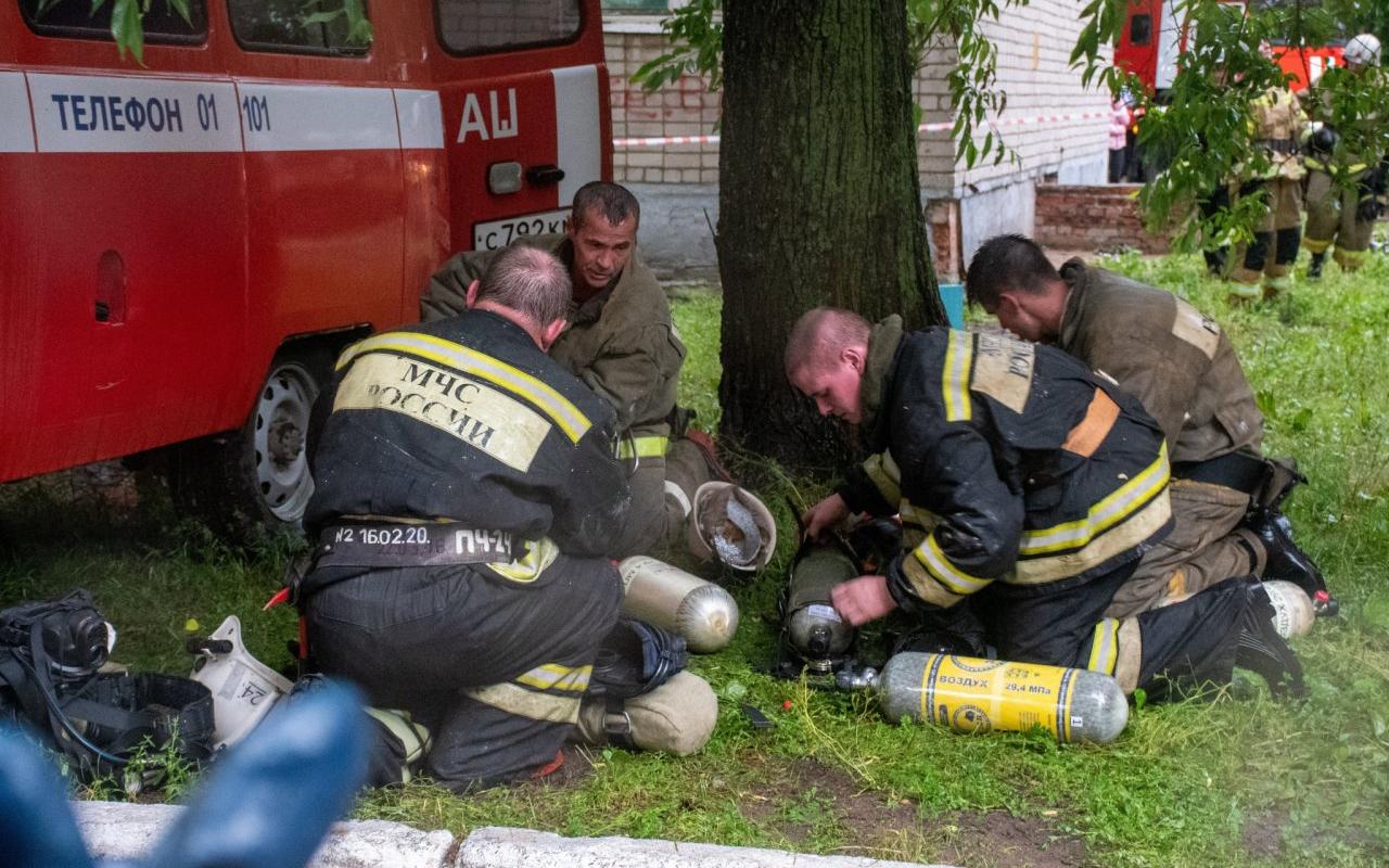 При пожаре на улице Школьной чепецкие огнеборцы спасли четырех человек