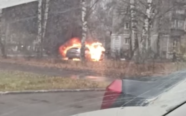 В центре Кирово-Чепецка сгорел легковой автомобиль