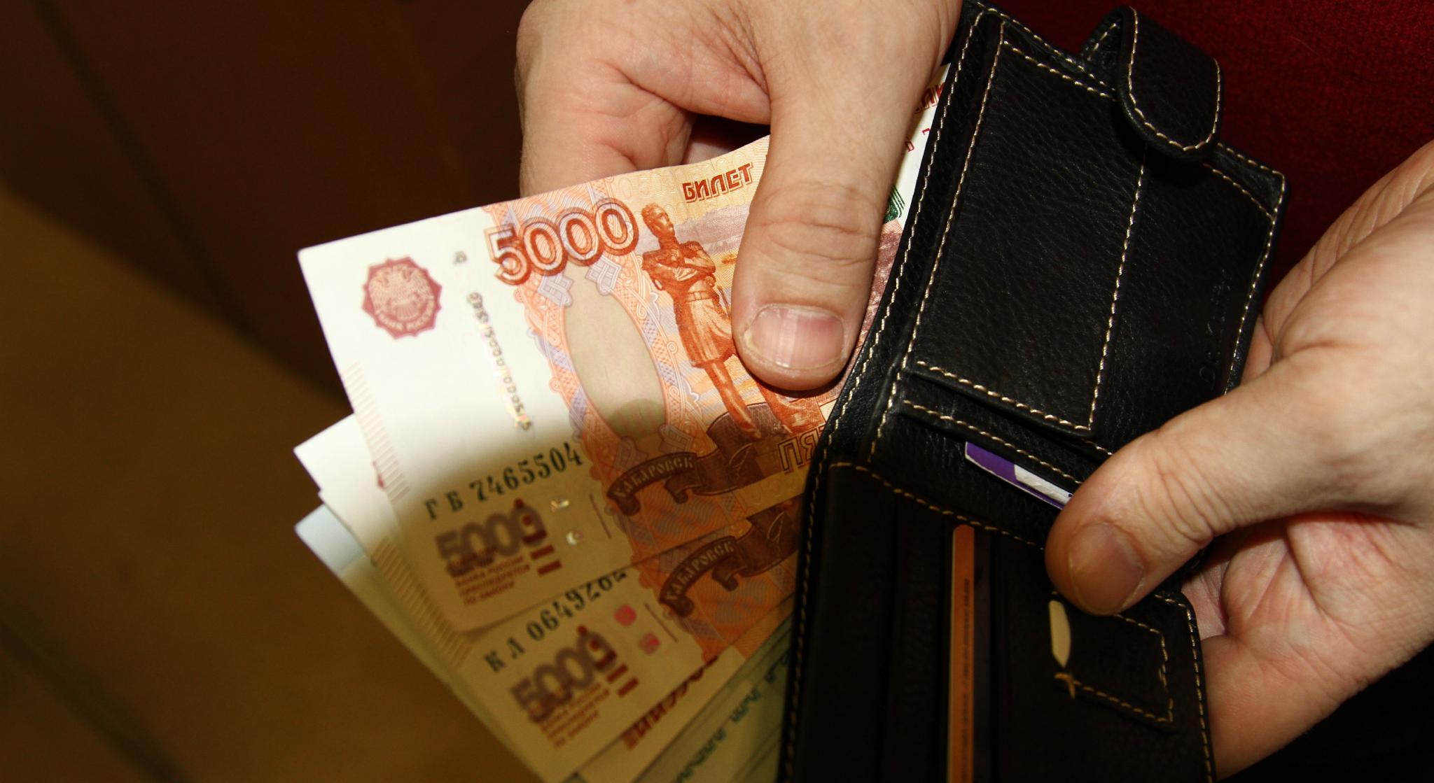 В Чепецке таксист забрал банковскую карту пассажирки и снял с нее деньги