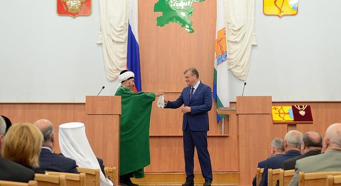 Подарки для губернатора: Игорю Васильеву подарили плетку и мешочек денег
