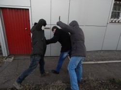 В Кировской области начальник вместе с сыном избил мужчину