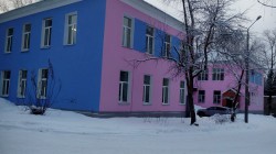 В Кирово-Чепецке здание роддома выкрасили в два цвета: розовый и голубой