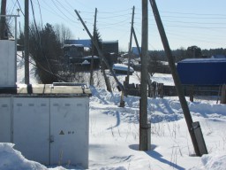 В чепецкой деревне столб повис на электрических проводах