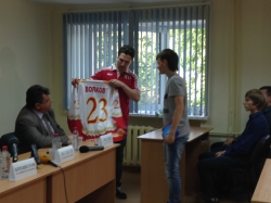 Илья Волков подарил чепецким хоккеистам майку и показал паралимпийскую медаль