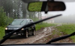 Молодая семья с ребенком заблудились в лесу Кировской области: людей спасли инспекторы ГИБДД