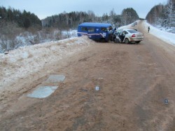В Кировской области иномарка столкнулась с автомобилем «Почты России»: один человек погиб
