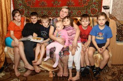 В Кирово-Чепецке бабушка с семью внуками ютятся в крошечной квартирке