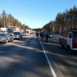 Фото: из-за аварии на мосту в Кирово-Чепецке люди стояли в пробке часами